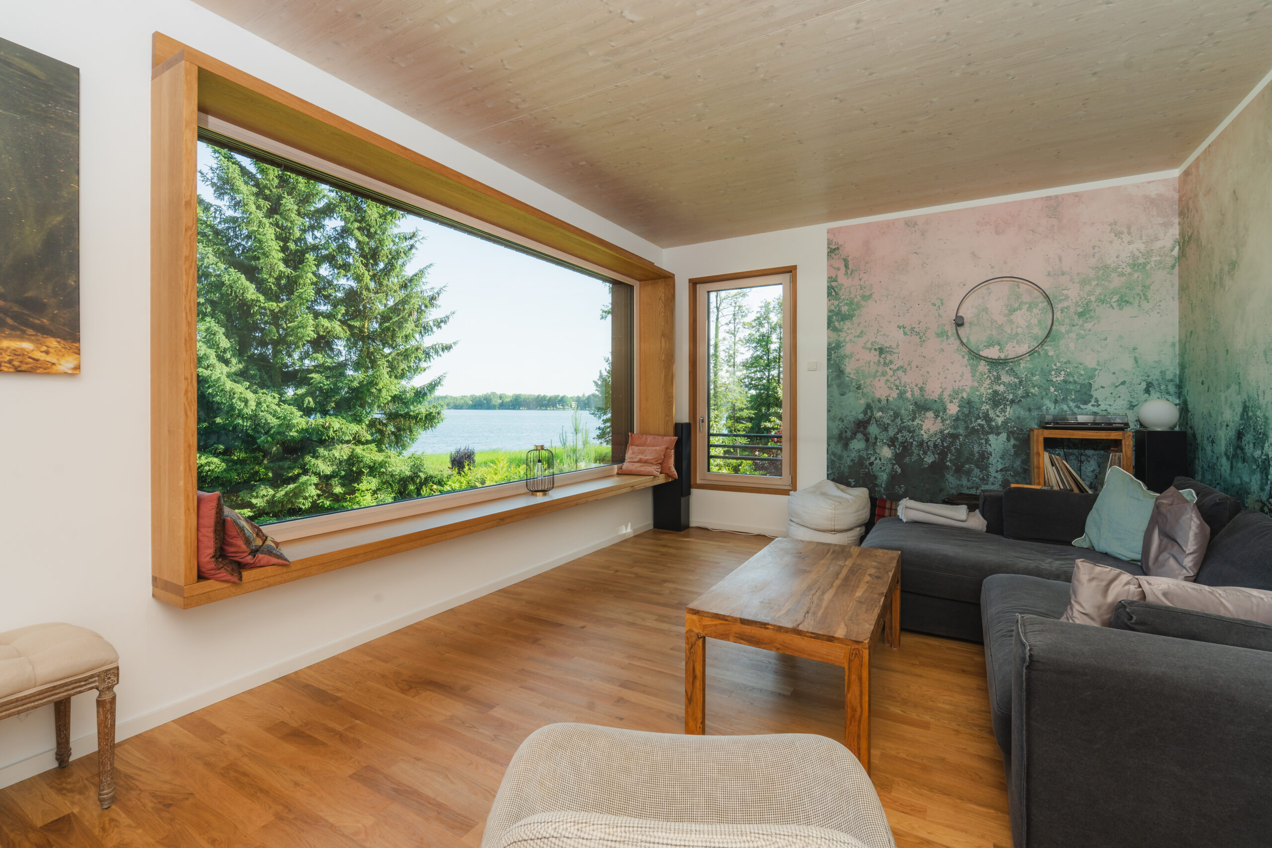 MAX Haus S 210 Innenansicht mit Blick nach draußen auf einen See