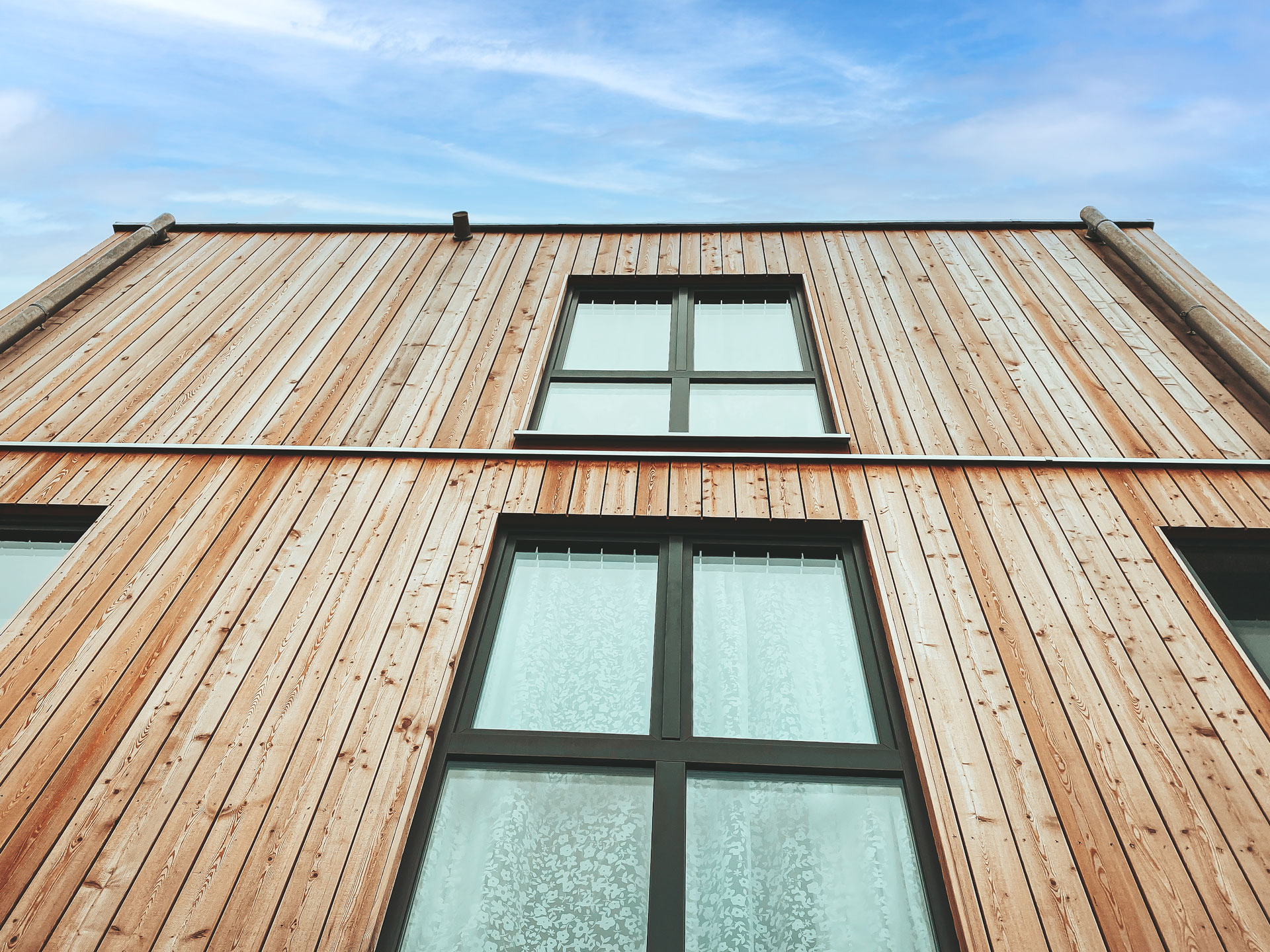 Holzfassade eines Holzhauses
