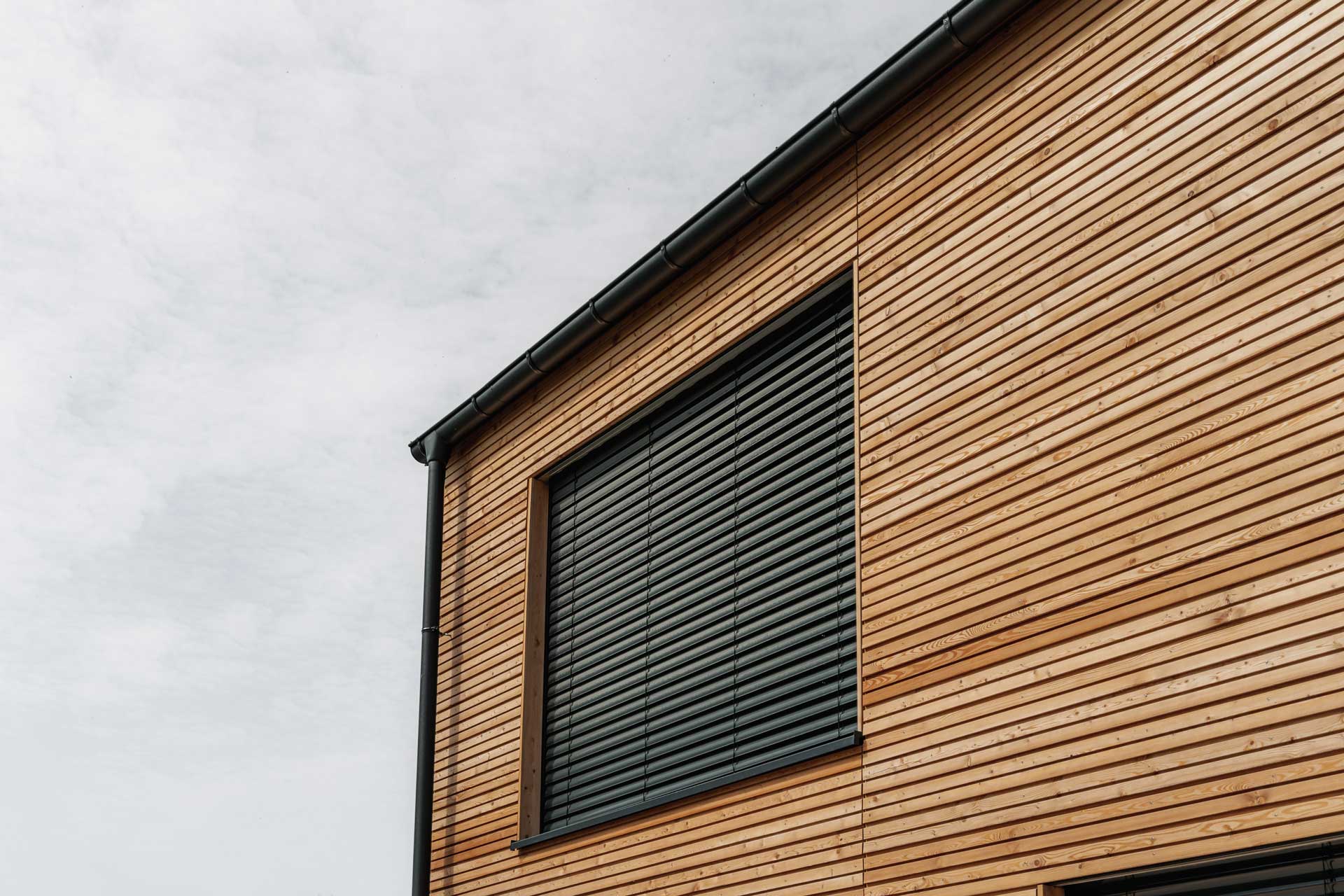 max haus f 252 geschlossene jalousien holzfassade