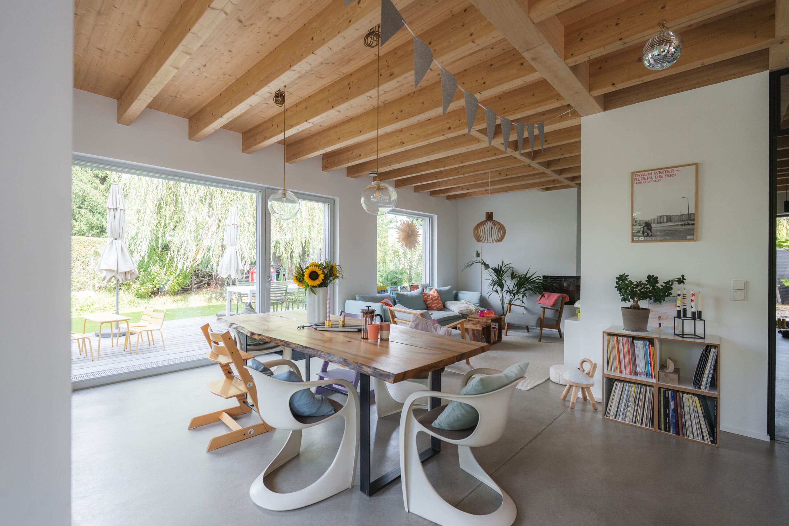 MAX Haus G 250 Innenansicht mit Tisch Stühlen und Sicht auf Terrasse