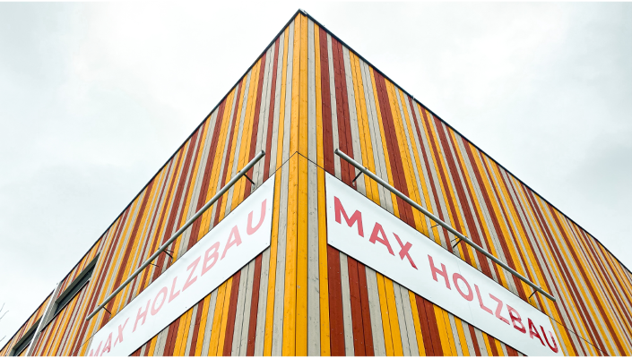 MAX Holzbau Beschriftung an Holzfassade