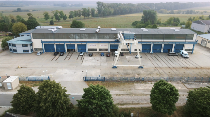 MAX Holzbau Firmengelände von außen mit Produktion und Fuhrpark