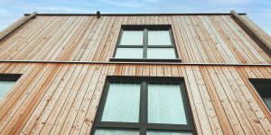 Holzfassade eines Holzhauses