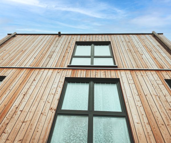 Holzfassade eines Holzhauses