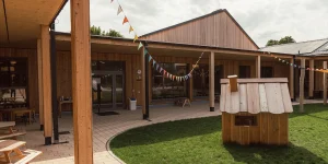 Überdachter Außenspielbereich der Kita in Biesenthal