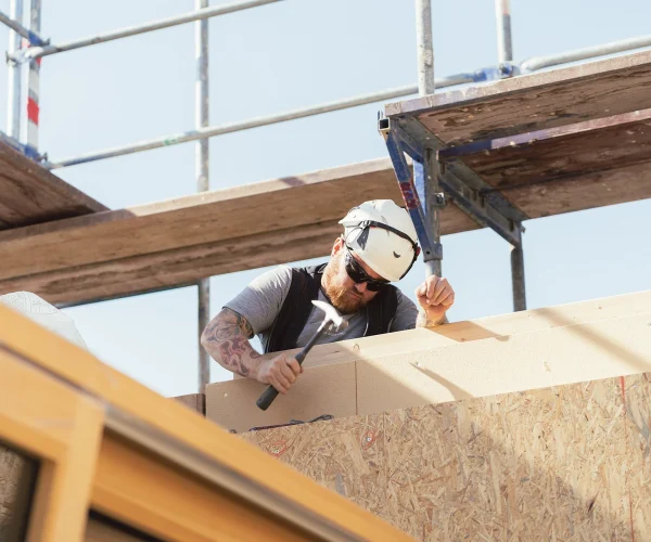 Montage eines Wandelements in Holzbauweise