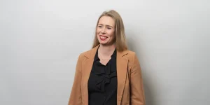 Mitarbeiterin Bemusterung vor grauer Wand