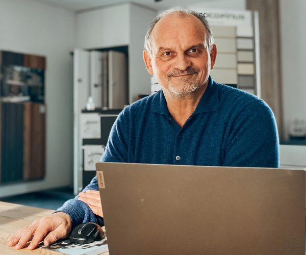 Uwe Herzog Vertriebler von MAX Holzbau im Büro